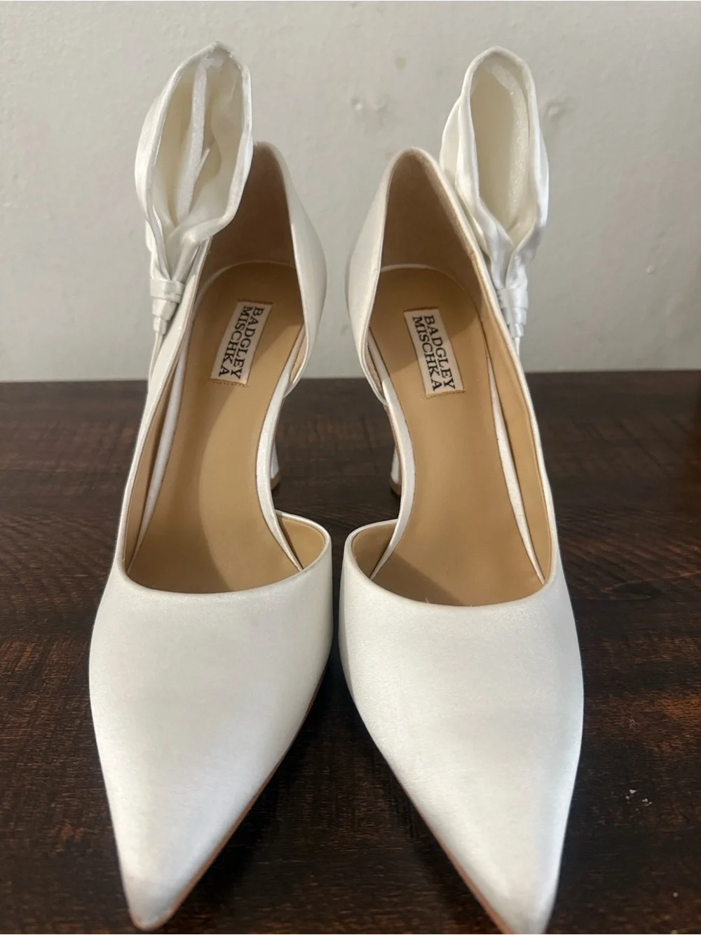 Badgley Mischka Pearl Ivory Satin Stiletto Pumps with Draped Bow size 9.5